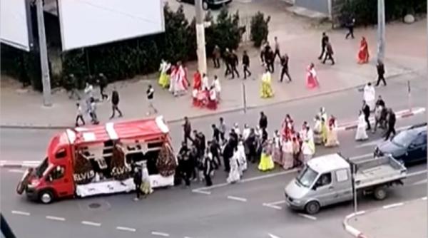 Sute de persoane fără măști, la un cortegiu funerar, la Constanța. Jandarmii au aplicat amenzi (VIDEO)