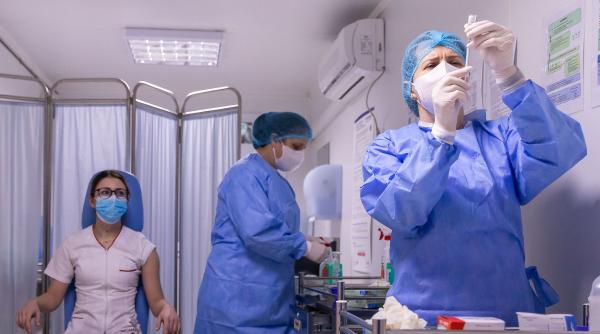 Vaccinarea anti-COVID-19 se extinde în ţară în 90% din cele 370 de centre destinate personalului medical
