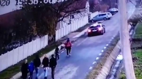 Adolescentă româncă, răpită chiar sub privirile părinţilor ei. „Lăsaţi-o, nu v-o dau” (VIDEO)