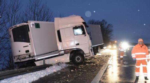 Germania. Un șofer român de TIR a provocat HAOS pe A11. Pagube de peste 65.000 de euro, în urma unui accident spectaculos