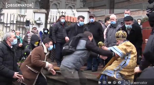 IPS Teodosie a căzut pe scări, în timpul slujbei. Video