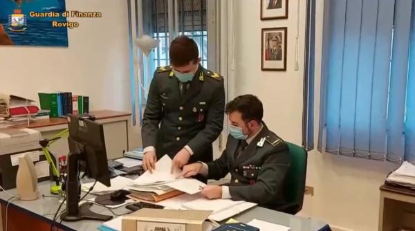 Italia. 23 de români au încercat să obţină venit de cetăţenie. Angajaţii de la ghişeu au anunţat poliţia după ce le-au văzut actele