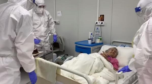 Româncă de 94 de ani cu COVID, surpriză uriașă pe patul de spital chiar de ziua ei: „Dumnezeu v-a iubit şi vă iubeşte!” (VIDEO)