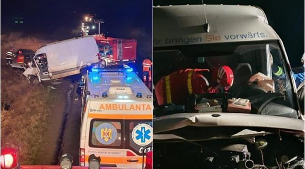 Microbuz cu români, implicat într-un grav accident: mai mulți oameni încarcerați