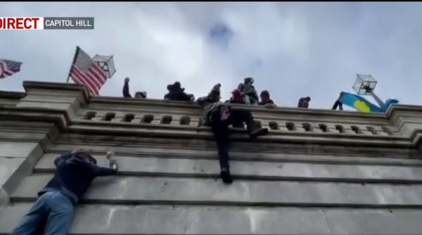 Proteste la Washington: Mike Pence spune că protestatarii implicaţi în violenţe vor răspunde în faţa legii