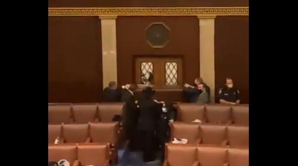 Serviciile Secrete și FBI evacuează protestatarii din Capitoliu. Trump, mesaj blocat pe Twitter: „Alegerile au fost fraudate. Mergeți în pace acasă“