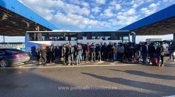 Camion cu 68 de migranţi oprit la graniţa României. 11 copii "burduşiţi" în automarfar