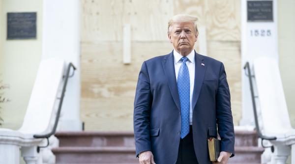 Facebook și Twitter SUSPENDĂ conturile lui Donald Trump, după violențele din Washington