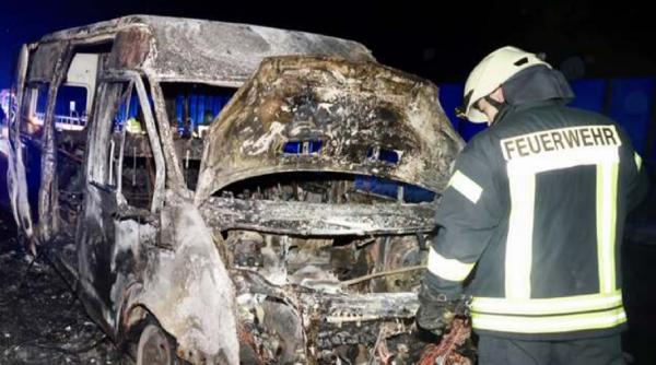 Germania. Un microbuz cu români a luat foc pe autostradă