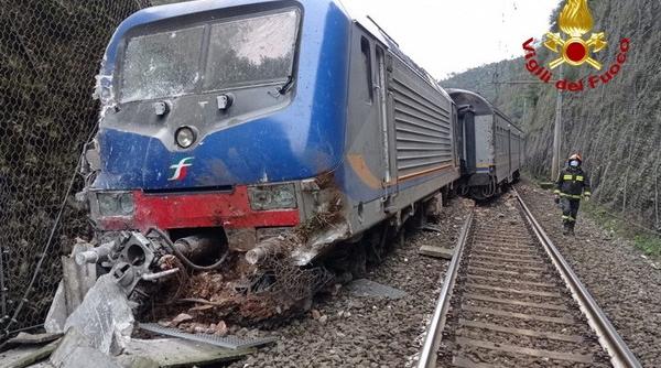 Italia. Tren deraiat din cauza unei alunecări de teren: Zeci de pasageri în pericol