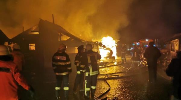 Peste 200 de oameni, cazați într-o sală de sport după incendiul din Miercurea Ciuc. 20 de case s-au făcut scrum
