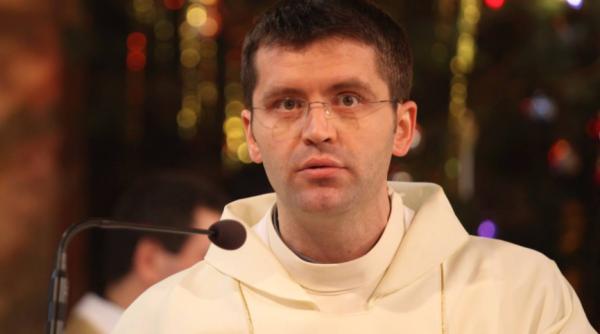 Preot român, mesaj pentru conspiraționiști: "Aghiasma e împotriva dracilor, vaccinul e împotriva COVID. Nu le confundați"