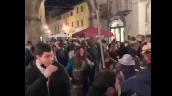 Italia. Petrecere în Pandemie. Sute de tineri fără măşti au ignorat restricţiile şi au dansat în piaţă. Poliţia i-a identificat din imagini - VIDEO
