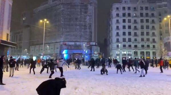 Nebunie la Madrid. Sute de spanioli se bat cu zăpădă în centrul orașului 