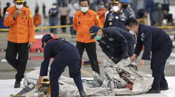 Cutia neagră a avionului prăbușit în Indonezia a fost detectată. Se face lumină dacă a fost prăbușit intenționat