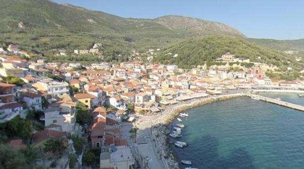 Grecia. Un val de căldură a scos oamenii la plajă. Toate restricţiile, încălcate
