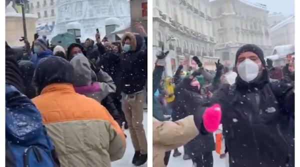 Sute de spanioli au dansat simultan în centrul Madridului, în timpul ninsorii: au uitat de toate necazurile