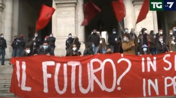 Italia. Elevii au ieşit să protesteze. Nu mai vor învăţământ la distanţă - VIDEO