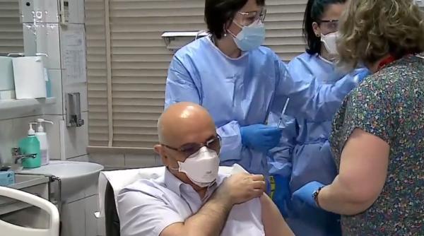 Raed Arafat s-a vaccinat împotriva COVID-19: „Am făcut-o public ca să arăt un lucru: ce recomandăm, facem și noi” (VIDEO)