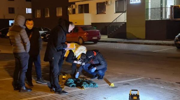 Româncă înjunghiată de 5 ori, când intra în casă. Agresorul, un polițist