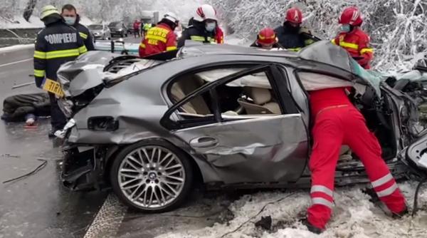 UPDATE. Un BMW cu volan pe dreapta, ACCIDENT CUMPLIT cu un TIR. Bilanțul a ajuns la TREI MORȚI 
