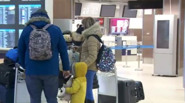 150 români care ar fi trebuit să ajungă la Madrid, blocați în Otopeni: „De ce își bat joc de noi?”