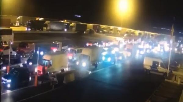 Cozi uriașe de mașini la vama Nădlac II: Nervi întinși la ieșirea din România (VIDEO)