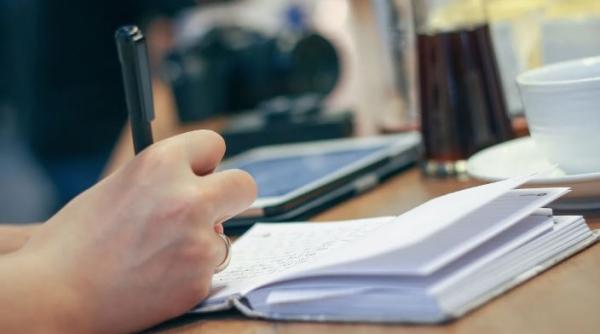 O româncă s-a dat drept psiholog timp de 20 de ani. S-a angajat pe baza unei diplome false 