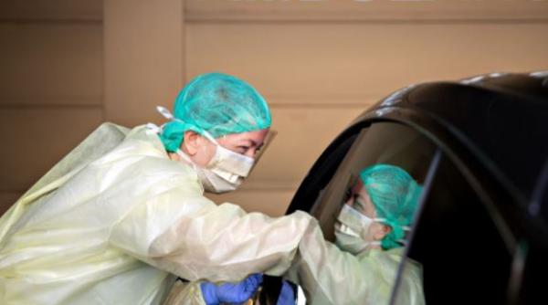 Un stat european intenţionează să amendeze toţi călătorii care refuză să se testeze înainte să intre în ţară