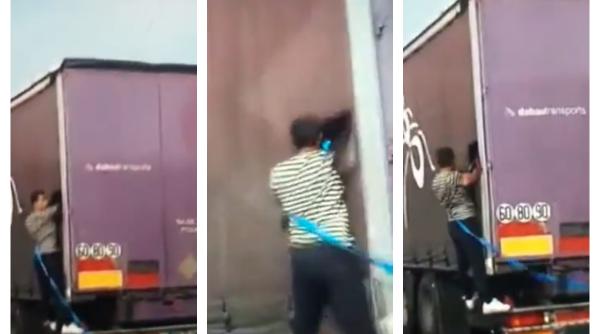 Video viral. Hoț filmat cum taie în mers prelata TIR-ului și fură din interior
