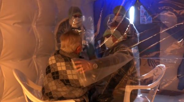 Italia. O ''cameră pentru îmbrăţişări'' gonflabilă şi mobilă, disponibilă pentru bătrânii din centrele de asistență