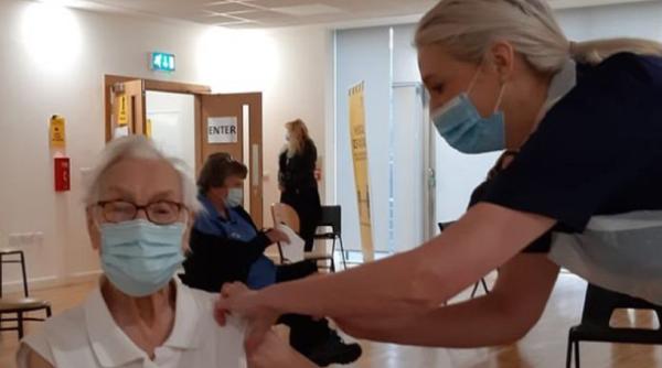 O femeie de 101 ani, supravieţuitoare a gripei spaniole, vaccinată împotriva COVID-19