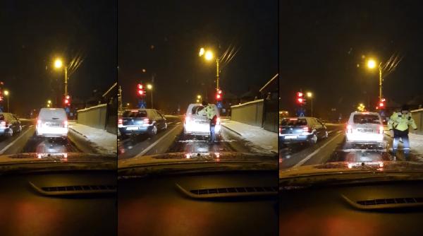 Video viral cu un polițist care coboară din mașină și șterge luneta autoturismului din față: „Iarna nu-i ca vara!“