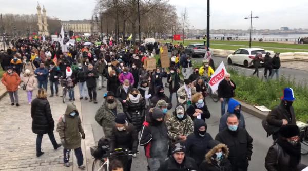Franța. Noi PROTESTE împotriva proiectului de lege privind ''securitatea globală''. Mii de oameni în stradă la Paris şi în alte oraşe