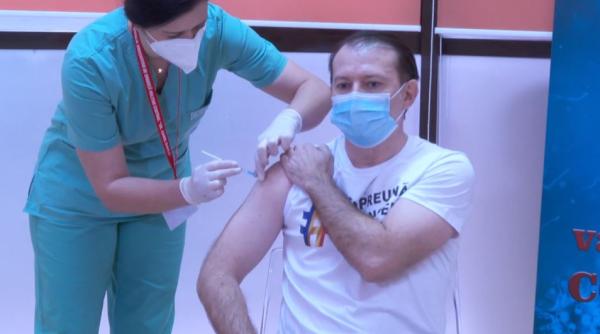 Premierul Florin Cîțu în tricou cu mesaj, la vaccinul anti-COVID: Împreună învingem pandemia