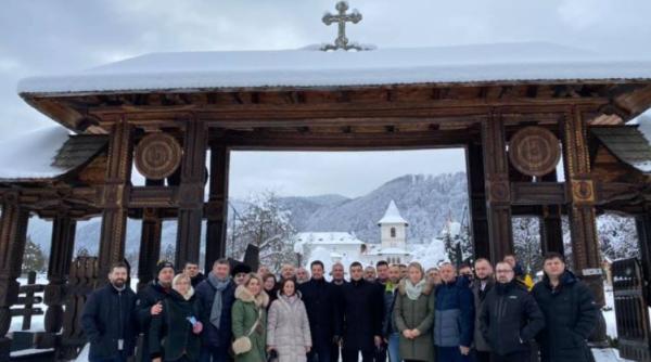 George Simion, liderul AUR, fără masca, alături de 30 de persoane, în fața unei mănăstiri: "Aceasta este poziția noastră"