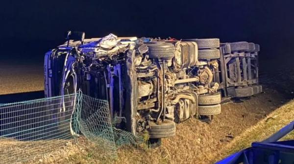 Italia. Un șofer român a scăpat ca prin minune, după ce s-a răsturnat cu TIR-ul pe A4, lângă Udine