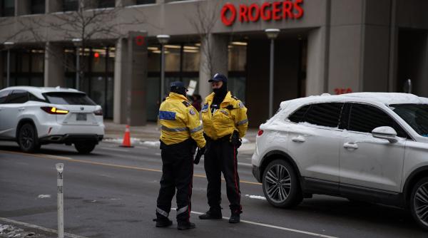 O femeie din Canada, amendată de poliție pentru că și-a plimbat soțul în lesă în orele de carantină. "Am ieșit cu câinele în jurul casei"