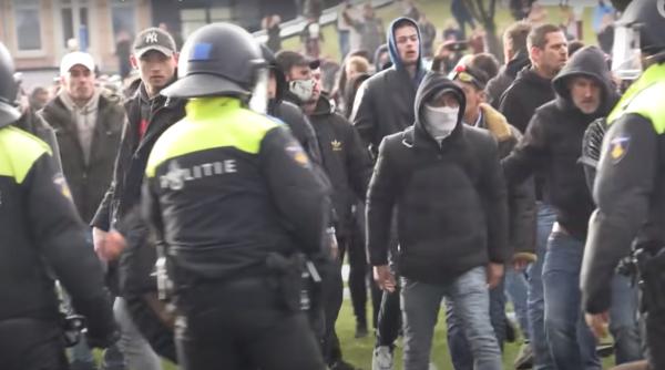 Proteste violente în Amsterdam. Peste 100 de oameni arestaţi - VIDEO