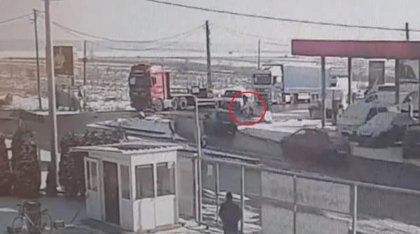 Româncă și copilul ei de numai un an şi jumătate, proiectaţi prin geamul maşinii după impactul cu un TIR (VIDEO)