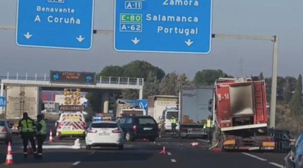 Accident ÎNGROZITOR în Spania: Trei șoferi care încercau să ajute un coleg au MURIT, după ce au fost zdrobiți de un alt camion