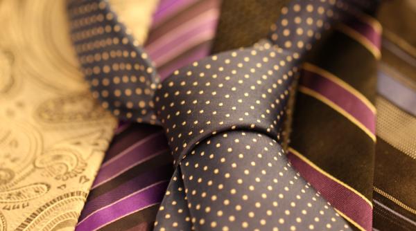 Cum se face nodul la cravată rapid și ușor. Nu te vei mai chinui niciodată după ce vezi asta -  VIDEO