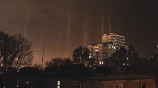 Fenomen rar, apărut pe cer în Ucraina: stâlpi de lumină. Explicația specialiștilor