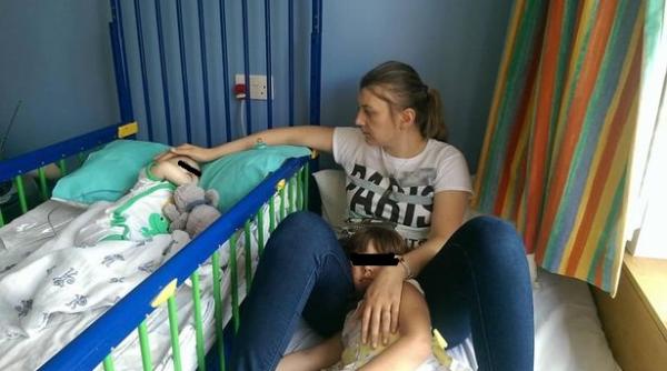 Irlanda de Nord: După ce băiețelul i-a murit de cancer, o mamă româncă se teme că fiica ei nu va fi primită la școală din această cauză