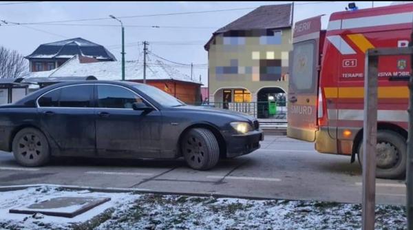 Nesimțire fără margini: Un șofer din Arad a BLOCAT o ambulanţă care prelua un pacient în comă - FOTO