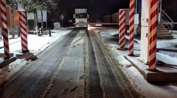 Cod roşu pentru şoferii de tiruri din PTF Petea 