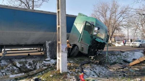 Trei morți după ce o șoferiță de 18 ani n-a acordat prioritate unui TIR. Tânăra româncă a scăpat miraculos 