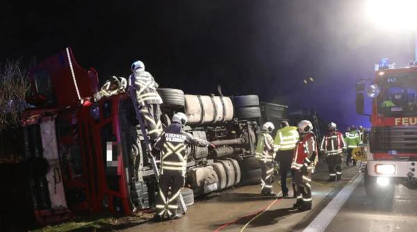 Germania. Șofer român de TIR, accident grav pe autostradă: Camionul cu 20 tone de banane s-a răsturnat (FOTO)