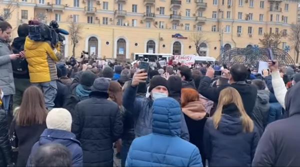 Proteste în Rusia: Zeci de mii de oameni au răspuns apelului lui Navalnîi: peste 2.500 de arestări. Manifestări și în Ucraina