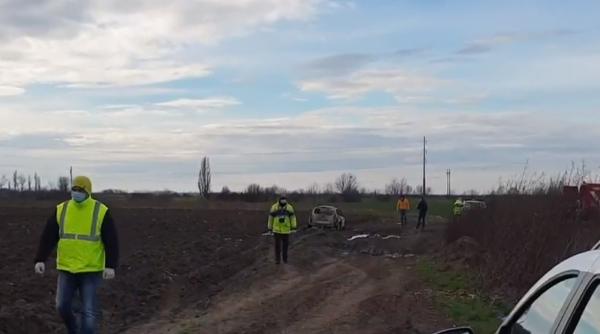 Cadavru carbonizat, găsit într-o mașină incendiată pe un câmp, în Timiș